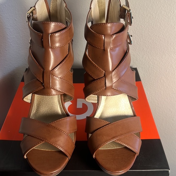 “NEW” G BY GUESS HIGH HEELS - Picture 3 of 16